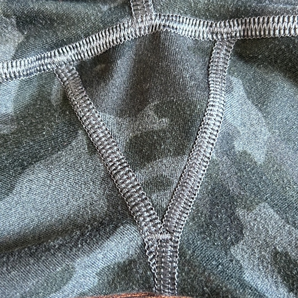 Fabletics camo capris SZ Small - Picture 4 of 6